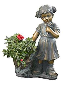 figura de una niña hecha de bronce con jardinera