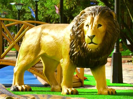 figura de jardín de un león hecha de plástico