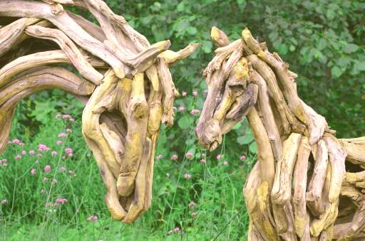 figuras de madera de caballos elaboradas para decorar jardines y zonas verdes