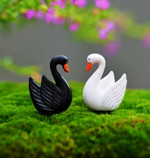 figuras de cisnes para dar mas realismo a las decoraciones con gnomos de jardín