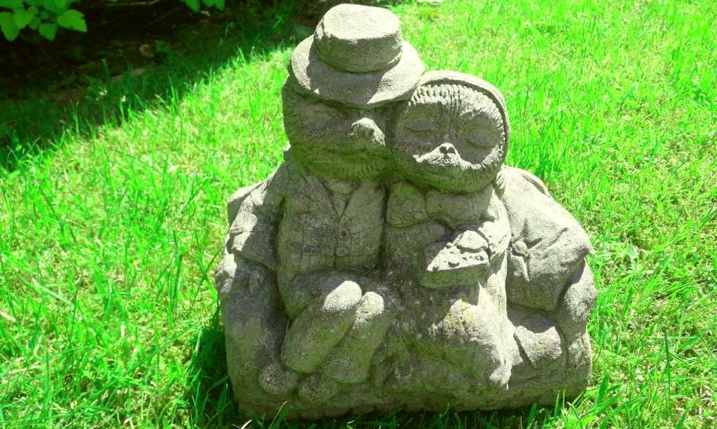 figura de una pareja de topos de piedra para el jardín